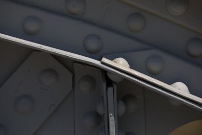 Detalle de uno de los remaches del Puente de Malpartida sobre el riío Perales en el términio municipal de Navalagamella.