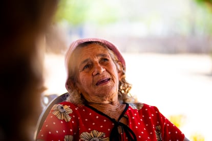 Maria Alzenir recita versos de cordel na varanda de sua casa.