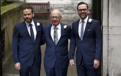 El magnate Rupert Murdoch con sus hijos Lachlan y James.