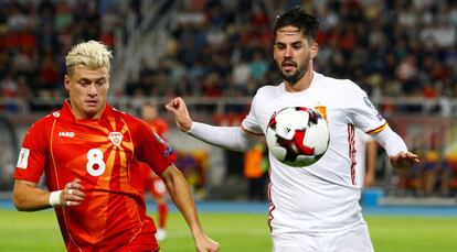 Isco persigue el balón ante Alioski.