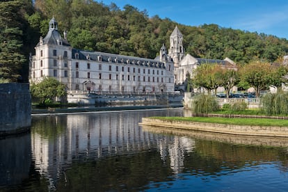 Abadía benedictina de Brantôme, fundada por Carlomagno a los pies de un acantilado junto al río Dronne.