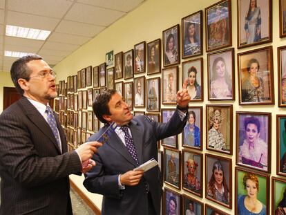 El director artístico de la ABAO, Jon Paul Laka (a la izquierda), y su director, Juan Carlos Matellanes, ayer, ante las fotografías de las estrellas de la ópera que decoran la sede de la asociación bilbaína.
Arantxa Urretabizkaia<i>.</i>
