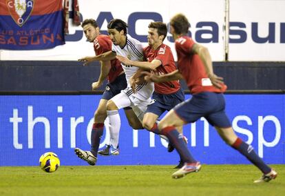 Khedira lucha por el balón ante Oier y Damià.