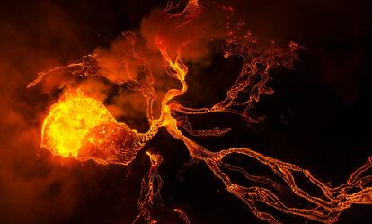 En el capítulo de fotografía aérea, la distinguida ha sido esta poderosa imagen del estadounidense <a href="https://chrisbyrnephotography.com/" target="">Chris Byrne</a>. 'Las profundidades del infierno' muestra la erupción de lava del volcán Fagradalsfjall, en la península islandesa de Reykjane.