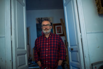 Pablo Peinado, paciente de 61 años con un pre carcinoma, en su casa en Malasaña (Madrid).