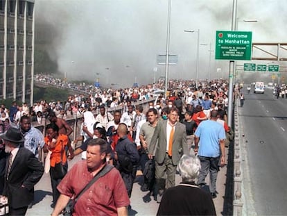 Miles de personas abandonan Manhattan a pie por el puente de Brooklyn tras los atentados del 11-S.