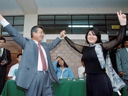 Alberto Fujimori e sua filha Keiko comemorando uma vitória em 1995.