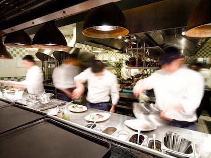 La cocina de un restaurante ocupado.