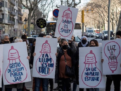 Manifestació al Raval de Barcelona davant d'una delegació d'Endesa.