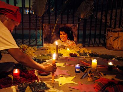 Una mujer pone una vela en recuerdo de la ambientalista hondureña Berta Cáceres, en septiembre de 2018 en Tegucigalpa.