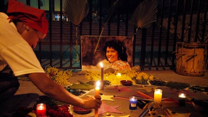 Uma mulher acende uma vela em memória da ambientalista hondurenha Berta Cáceres, em setembro de 2018, em Tegucigalpa.