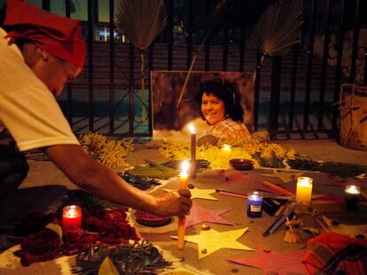 Uma mulher acende uma vela em memória da ambientalista hondurenha Berta Cáceres, em setembro de 2018, em Tegucigalpa.