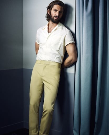 Michiel Huisman en el hotel Roosevelt de Hollywood con camisa Louis Vuitton y pantalón Calvin Klein Collection.