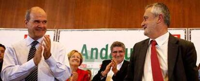 Chaves aplaude a Griñán después de la intervención de éste ante el comité director.