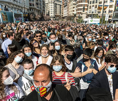 Asistentes esperan el lanzamiento de la primera 'mascletà' del año pasado en la plaza del Ayuntamiento de Valencia.