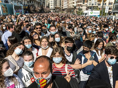 Asistentes esperan el lanzamiento de la primera 'mascletà' del año pasado en la plaza del Ayuntamiento de Valencia.