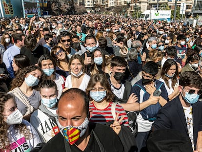 Asistentes esperan el lanzamiento de la mascletà en la Plaza del Ayuntamiento de Valencia.