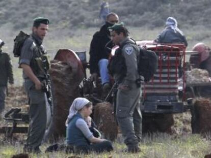 Soldados israelíes intentan desalojar a colonos judíos.