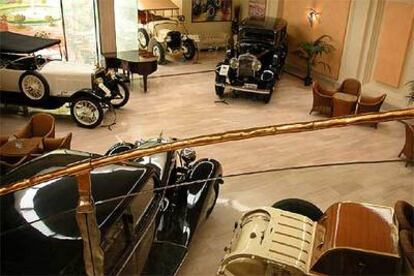 Exposición de coches antiguos de la marca Hispano Suiza que inspira el nombre de este hotel de Barcelona.