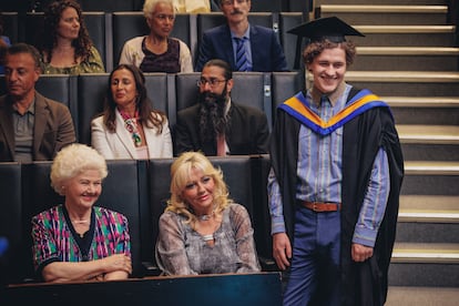 De izquierda a derecha, Annette Badland, Camille Coduri y Dylan Llewellyn, en la tercera temporada de 'Big Boys'.