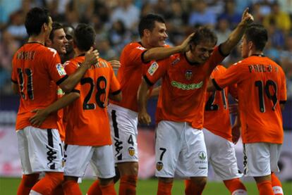 Los jugadores del Valencia felicitan a Joaquín por uno de sus goles ante el Málaga.