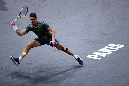 Alcaraz devuelve la pelota durante el partido contra Nishioka en Bercy.