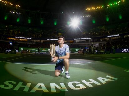 Hubert Hurkacz posa durante la ceremonia final con el trofeo de Shanghai.