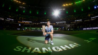 Hubert Hurkacz posa durante la ceremonia final con el trofeo de Shanghai.