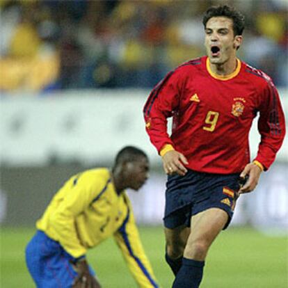 Morientes celebra su primer gol contra Ecuador.