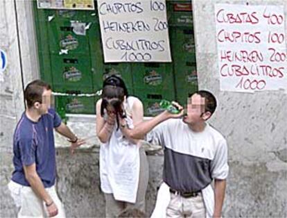 Un grupo de menores bebe alcohol en una calle de Valencia ayer por la tarde.