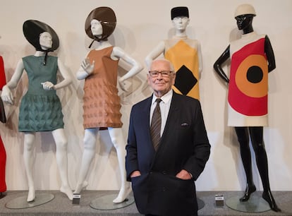 Pierre Cardin, junto a varios de sus diseños, en París en 2014.  