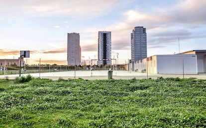 Bloques en construcción de viviendas públicas en Sociópolis, en Valencia.