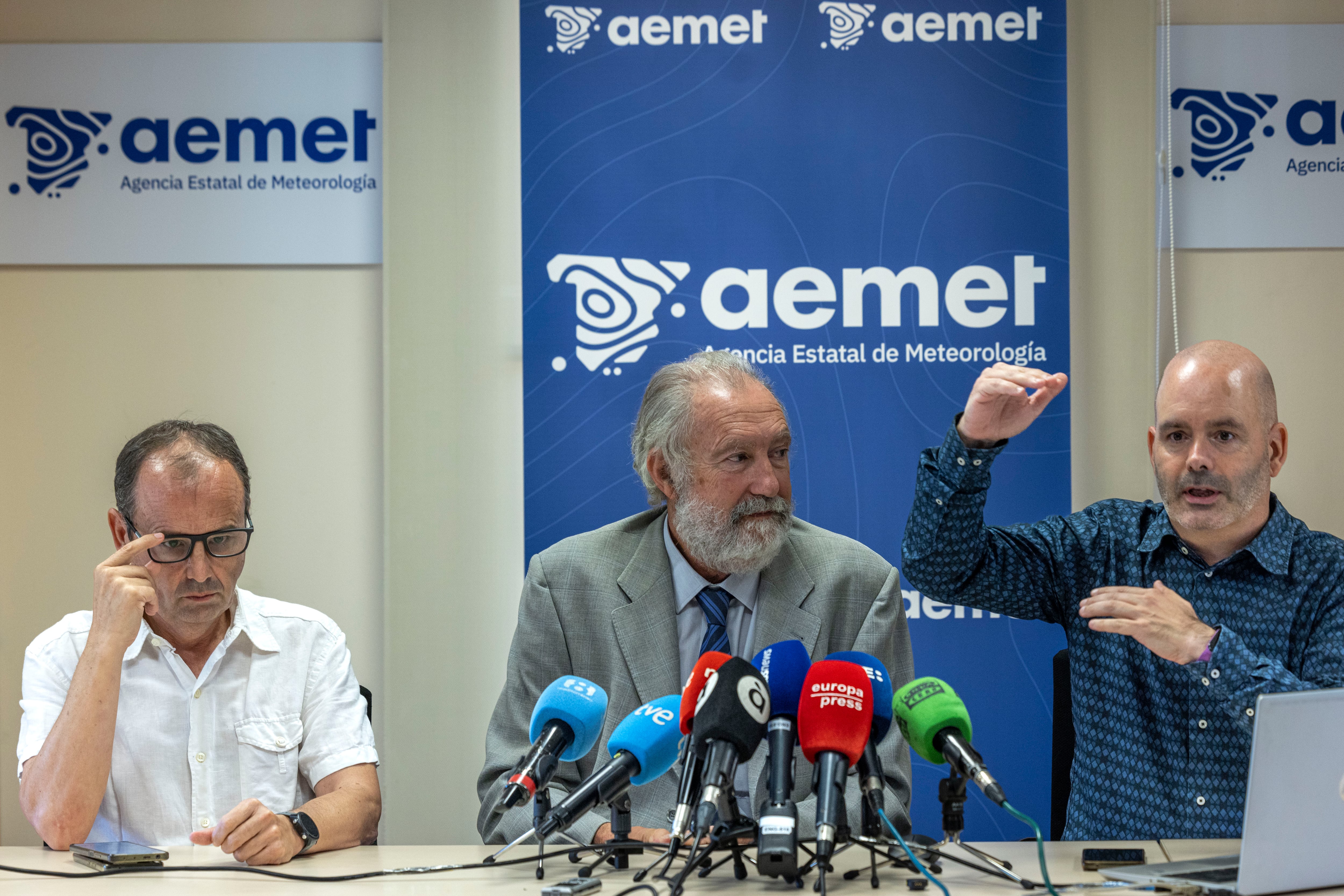 De izquierda a derecha, el jefe de Climatología de la Aemet CV, José Ángel Núñez; el delgado de Aemet en la Comunitat Valenciana, Jorge Tamayo, y el el portavoz nacional de la Agencia, Rubén del Campo, este lunes, en la sede de la entidad en Valencia.
