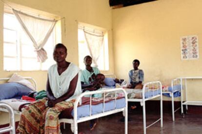 Tres pacientes, en una sala financiada en parte con ayuda andaluza en un centro sanitario del campo de Imvepi.