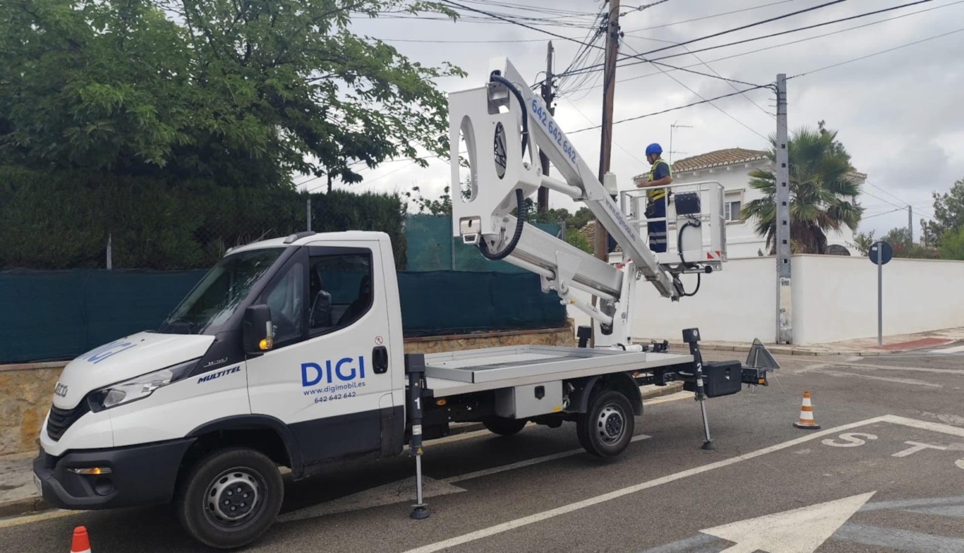 Un empleado de Digi en una grúa de instalación de red.