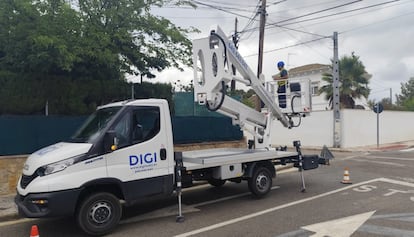 Un empleado de Digi en una grúa de instalación de red.
