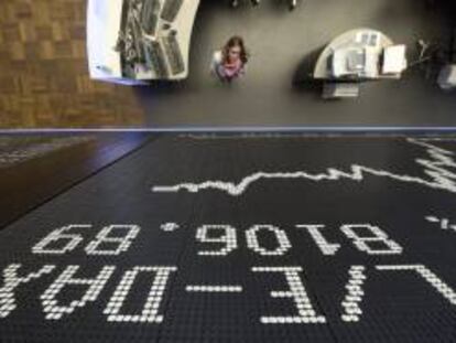 Una mujer observa el panel del índice selectivo DAX 30 en la bolsa de Fráncfort, Alemania. EFE/Archivo
