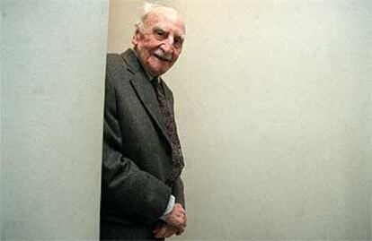 Francisco Ayala, ayer, en el Círculo de Bellas Artes de Madrid.
Una imagen de <i>1939,</i> de Juan Antonio Barrero.
