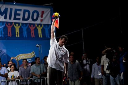 El candidato a la presidencia de Venezuela, Henrique Capriles, saluda a cientos de seguidores en Caracas. Capriles, con la marcha por Caracas contra la inseguridad, y Maduro, con un acto con representantes del Foro de Sao Paulo que llegaron a la capital venezolana a rendir tributo a Ch&aacute;vez, cumplieron una jornada de transici&oacute;n hacia el arranque de la campa&ntilde;a en la que ambos aprovecharon para hablar de la inseguridad. 