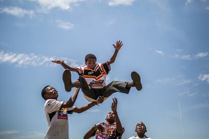 Jugadores de la Soweto Rugby School Academy, una de las tres escuelas de rugby de Soweto, suburbio de Johannesburgo (Sudáfrica).