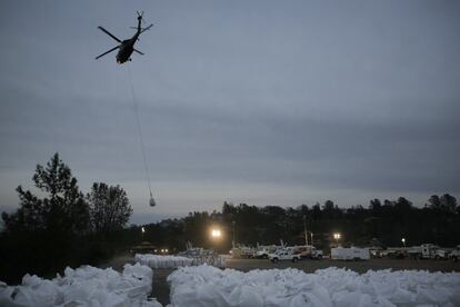 Un helicópetro transporta bolsas de piedras de una zona de emergencia cercana a la presa de Oroville, California, el 13 de febrero.