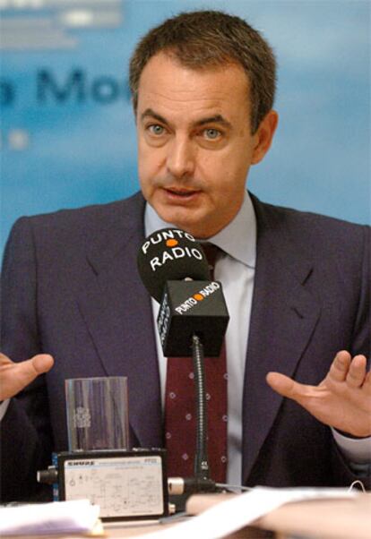 El presidente del Gobierno, José Luis Rodríguez Zapatero, durante la entrevista al programa Protagonistas de Punto Radio.