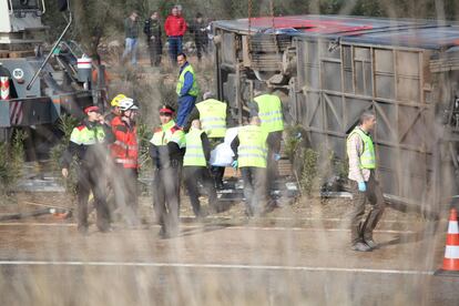 L'autocar bolcat a Freginals (Tarragona).