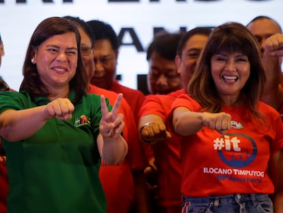 La alcaldesa de Davao, Sara Duterte-Carpio (izquierda) en un acto en Paranaque, el 13 de agosto de 2018.