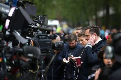 Aglomeración de prensa frente al hospital St. Mary de Londres.