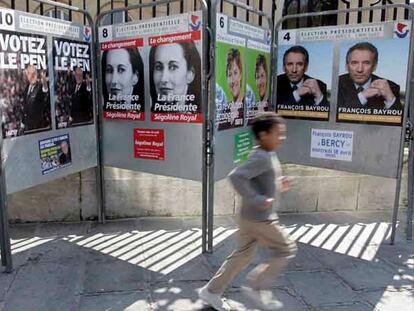Carteles propagandísticos para la primera ronda de las elecciones presidenciales francesas que se celebran hoy.
