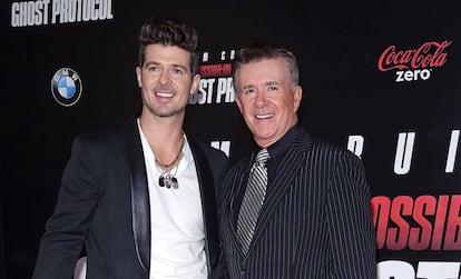 El cantante Robin Thicke junto a su padre, en una imagen de 2011.