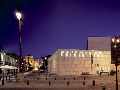 Nuevo gimnasio del instituto Juan del Encina, en el centro de León, con el palacio de los Guzmanes al fondo. La obra es de los arquitectos Belén Martín-Granizo y Daniel Díaz Font.