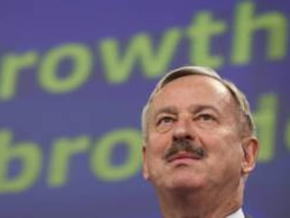 El vicepresidente de la Comisión Europea (CE) y titular en funciones de Asuntos Económicos y Monetarios, Siim Kallas, ofrece una rueda de prensa en la sede de la CE, hoy en Bruselas (Bélgica).