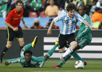 Messi se lleva el balón entre Haruna (a la izquierda) y Odiah.